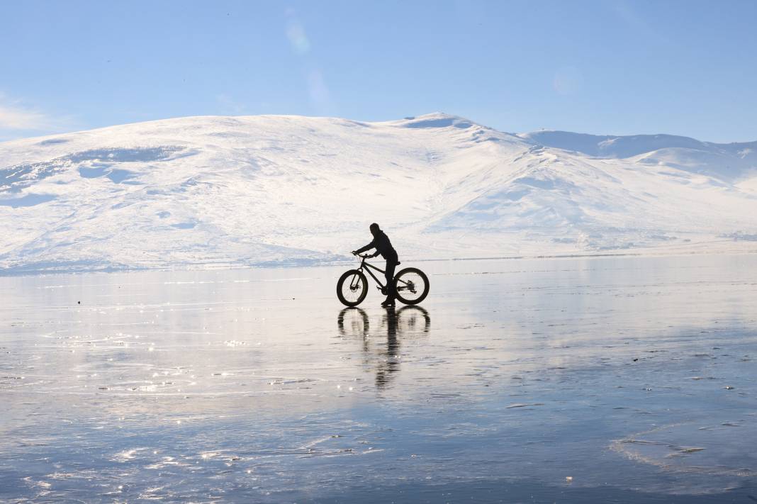 Buz tutan Çıldır Gölü üstünde bisiklet keyfi! O eğlenceli anlar ve kartpostallık kareler 18