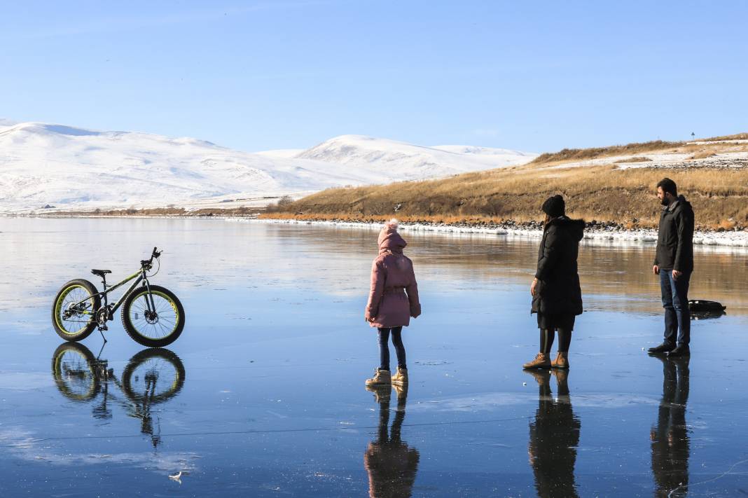 Buz tutan Çıldır Gölü üstünde bisiklet keyfi! O eğlenceli anlar ve kartpostallık kareler 19