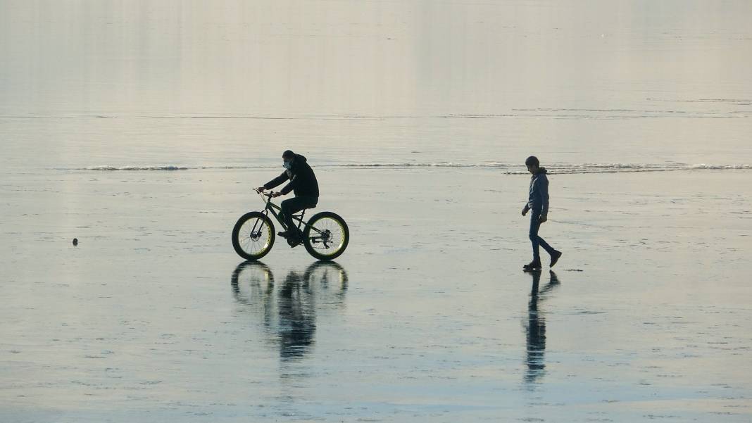 Buz tutan Çıldır Gölü üstünde bisiklet keyfi! O eğlenceli anlar ve kartpostallık kareler 2