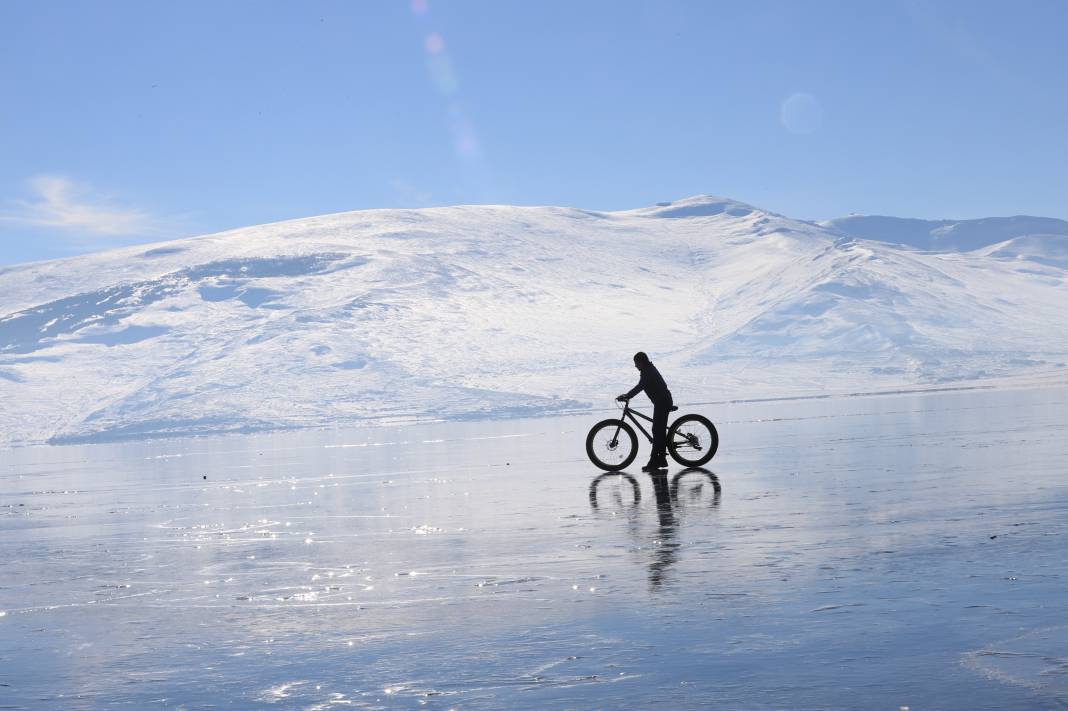 Buz tutan Çıldır Gölü üstünde bisiklet keyfi! O eğlenceli anlar ve kartpostallık kareler 20