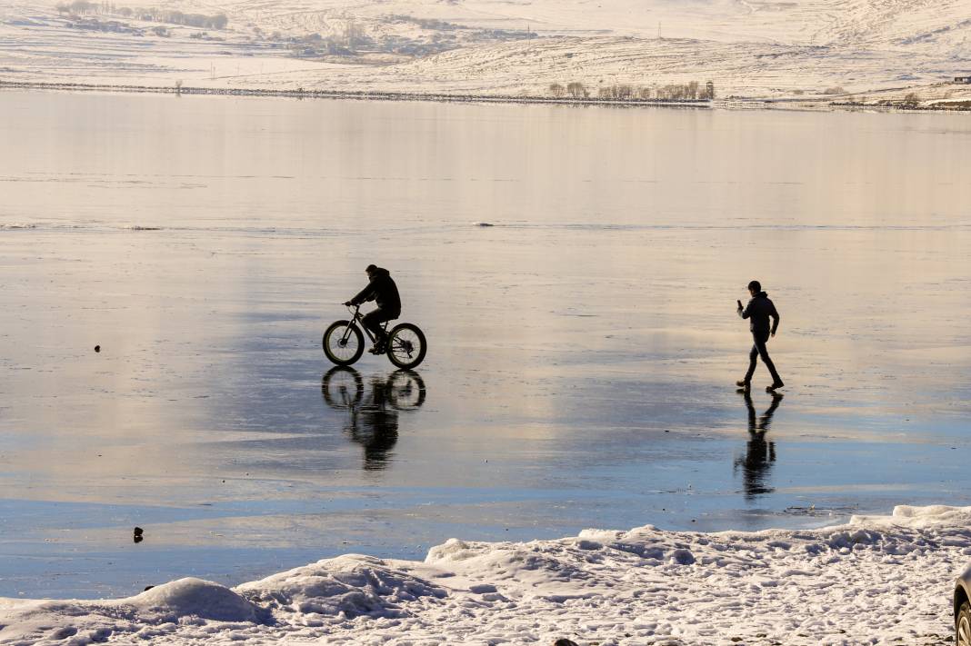 Buz tutan Çıldır Gölü üstünde bisiklet keyfi! O eğlenceli anlar ve kartpostallık kareler 21