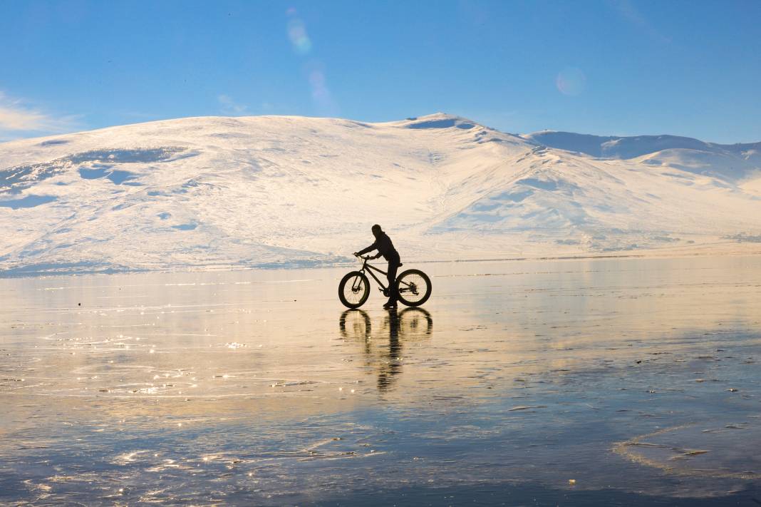 Buz tutan Çıldır Gölü üstünde bisiklet keyfi! O eğlenceli anlar ve kartpostallık kareler 22