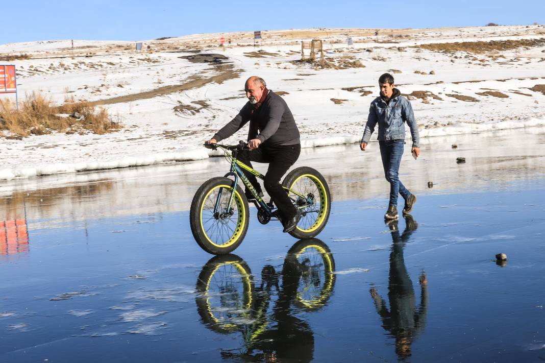 Buz tutan Çıldır Gölü üstünde bisiklet keyfi! O eğlenceli anlar ve kartpostallık kareler 23
