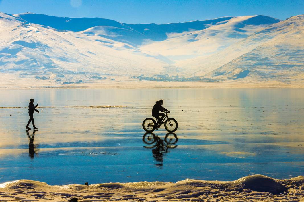 Buz tutan Çıldır Gölü üstünde bisiklet keyfi! O eğlenceli anlar ve kartpostallık kareler 24