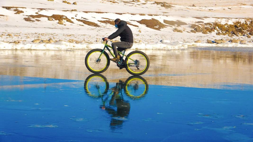Buz tutan Çıldır Gölü üstünde bisiklet keyfi! O eğlenceli anlar ve kartpostallık kareler 3
