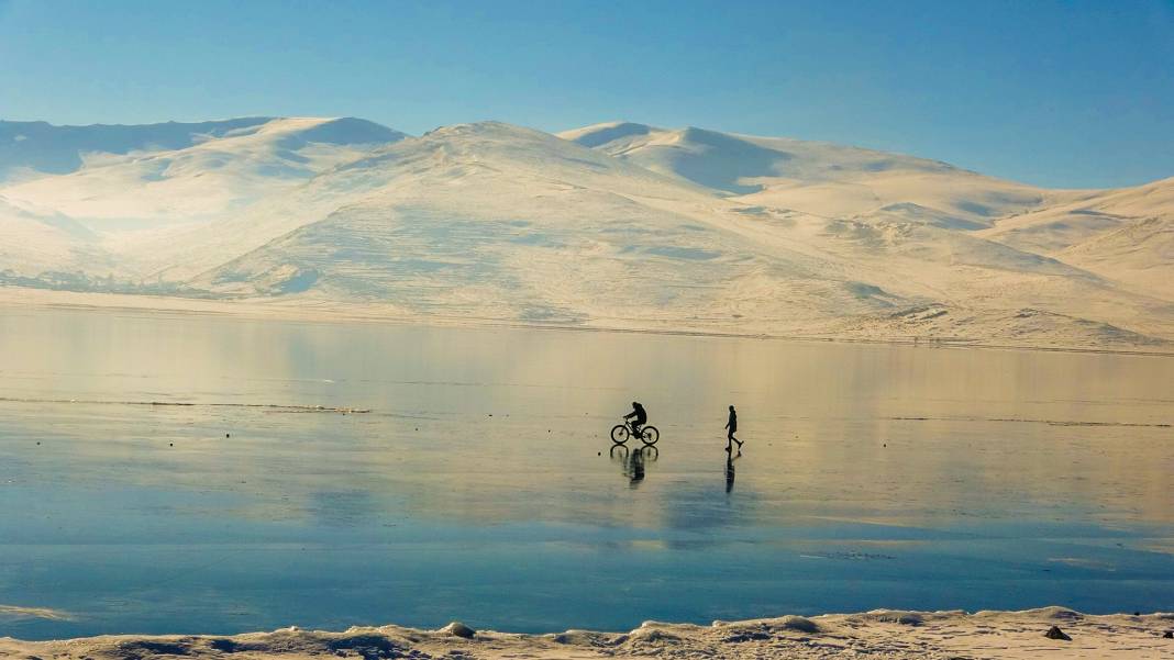 Buz tutan Çıldır Gölü üstünde bisiklet keyfi! O eğlenceli anlar ve kartpostallık kareler 4