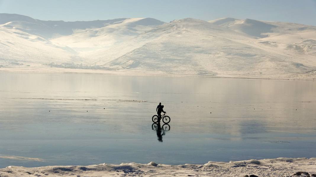 Buz tutan Çıldır Gölü üstünde bisiklet keyfi! O eğlenceli anlar ve kartpostallık kareler 5