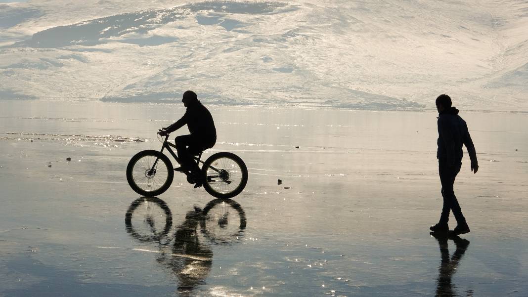 Buz tutan Çıldır Gölü üstünde bisiklet keyfi! O eğlenceli anlar ve kartpostallık kareler 6