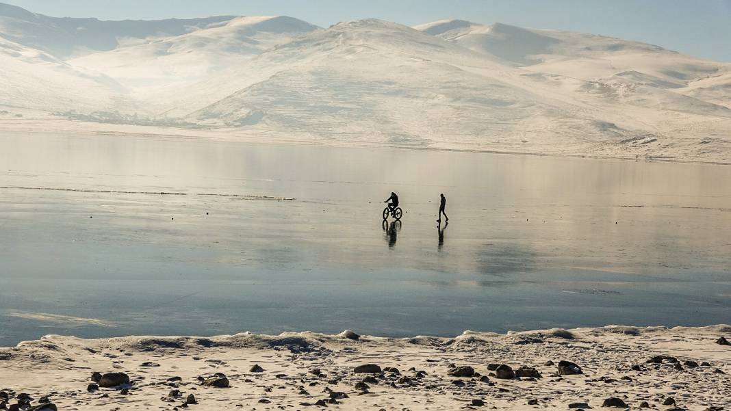 Buz tutan Çıldır Gölü üstünde bisiklet keyfi! O eğlenceli anlar ve kartpostallık kareler 7