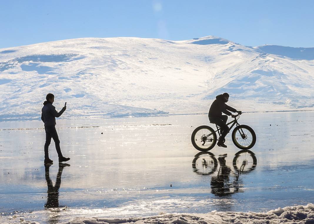 Buz tutan Çıldır Gölü üstünde bisiklet keyfi! O eğlenceli anlar ve kartpostallık kareler 8