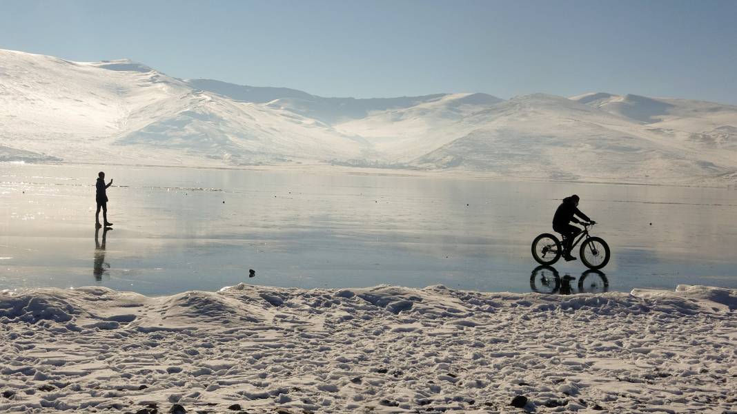 Buz tutan Çıldır Gölü üstünde bisiklet keyfi! O eğlenceli anlar ve kartpostallık kareler 9