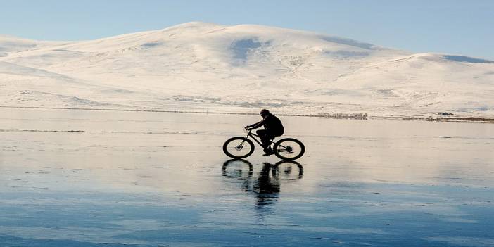 Buz tutan Çıldır Gölü üstünde bisiklet keyfi! O eğlenceli anlar ve kartpostallık kareler