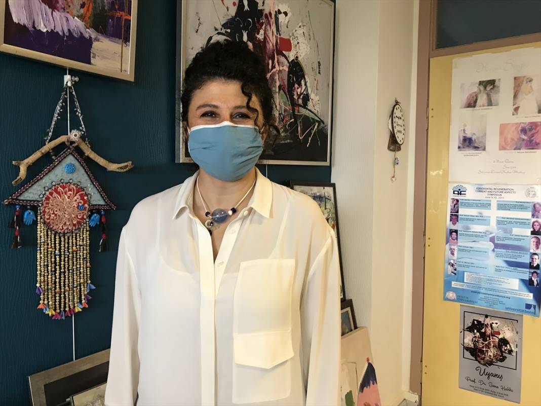 Konya'da diş hekimi profesör, yaptığı el emeği göz nuru takıları satarak öğrencilere burs sağlıyor 1