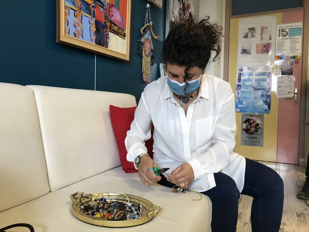 Konya'da diş hekimi profesör, yaptığı el emeği göz nuru takıları satarak öğrencilere burs sağlıyor 10