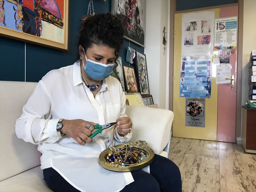 Konya'da diş hekimi profesör, yaptığı el emeği göz nuru takıları satarak öğrencilere burs sağlıyor 7