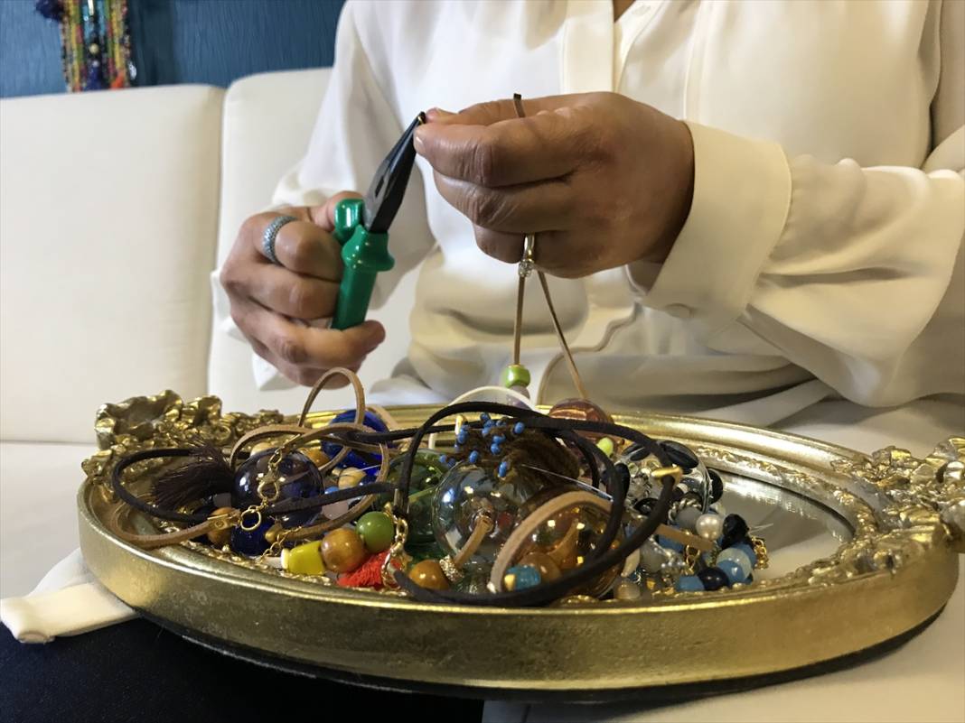 Konya'da diş hekimi profesör, yaptığı el emeği göz nuru takıları satarak öğrencilere burs sağlıyor 8
