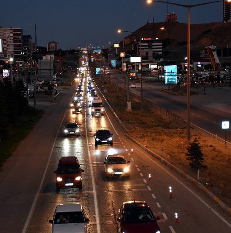 Yollarda bayram tatili dönüşü hareketliliği sürüyor 2