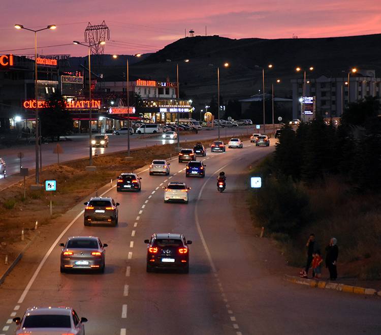 Yollarda bayram tatili dönüşü hareketliliği sürüyor 1