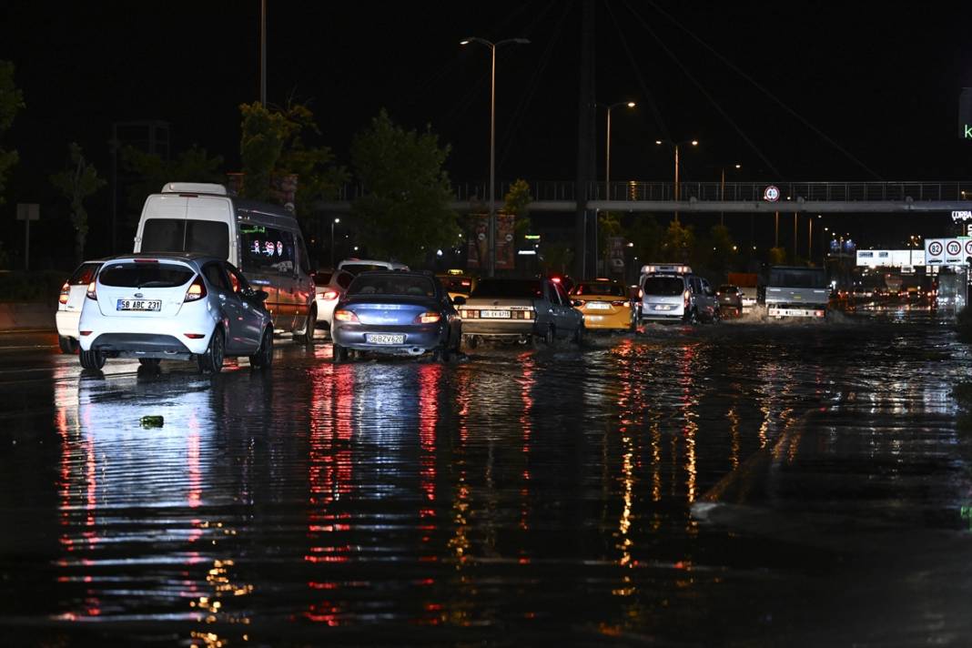 Fırtına reklam panosunu devirdi, altında kalan genç kız öldü 12