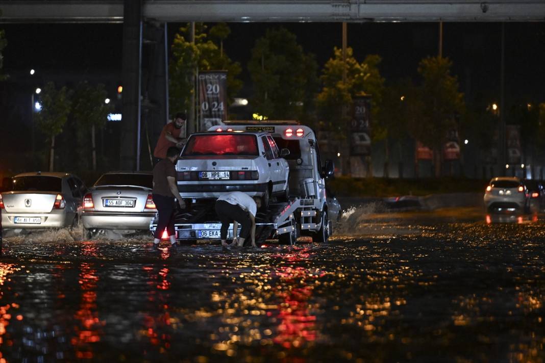 Fırtına reklam panosunu devirdi, altında kalan genç kız öldü 13