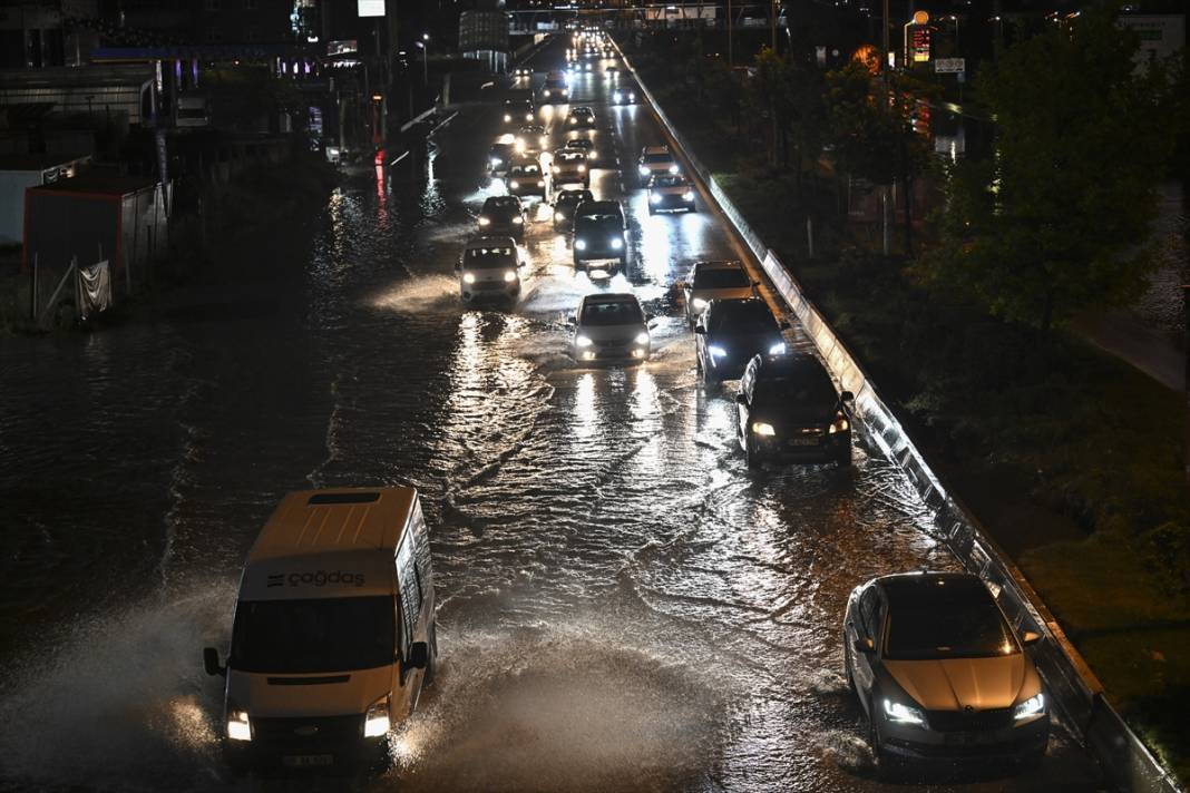 Fırtına reklam panosunu devirdi, altında kalan genç kız öldü 11