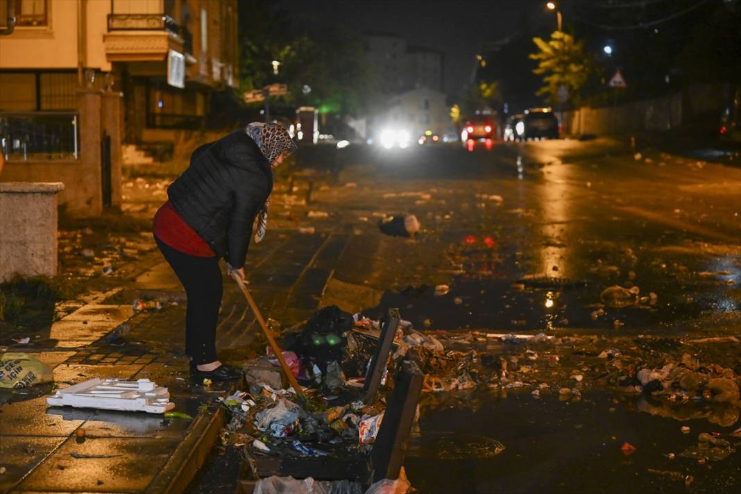 Fırtına reklam panosunu devirdi, altında kalan genç kız öldü 6