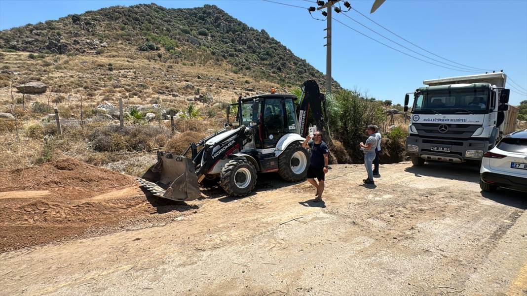 Ünlü tatil beldesinde isale hattının patlamasıyla oluşan çukura otomobil düştü 4