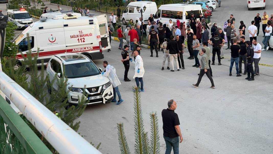 Suv tipi araç yolda oturan 5 yaşındaki çocuğun üzerinden geçti 3