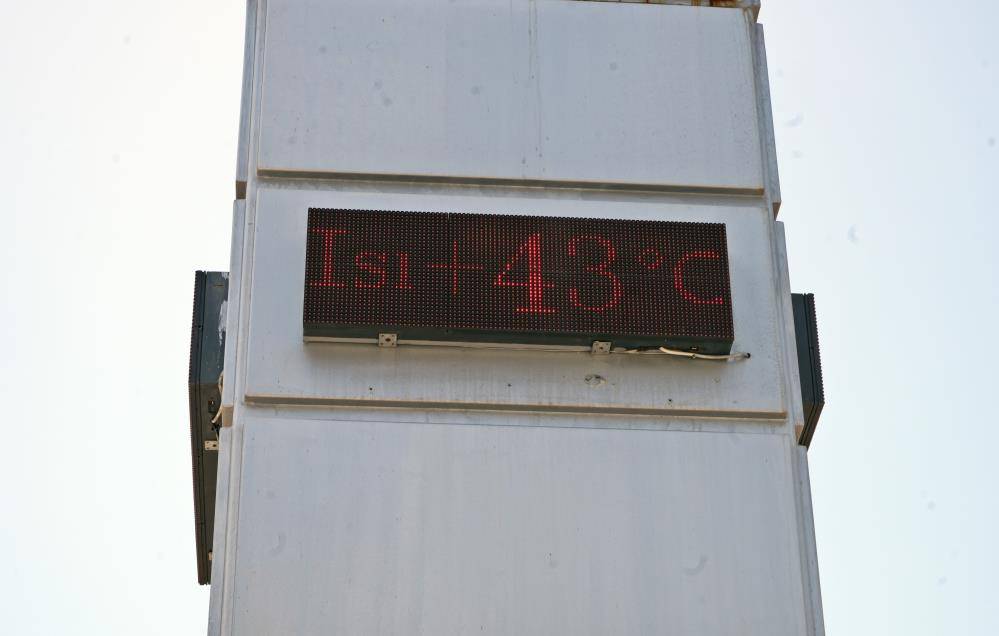 Sıcaklığın 43 dereceyi gösterdiği şehirde herkes kaçacak yer aradı 1