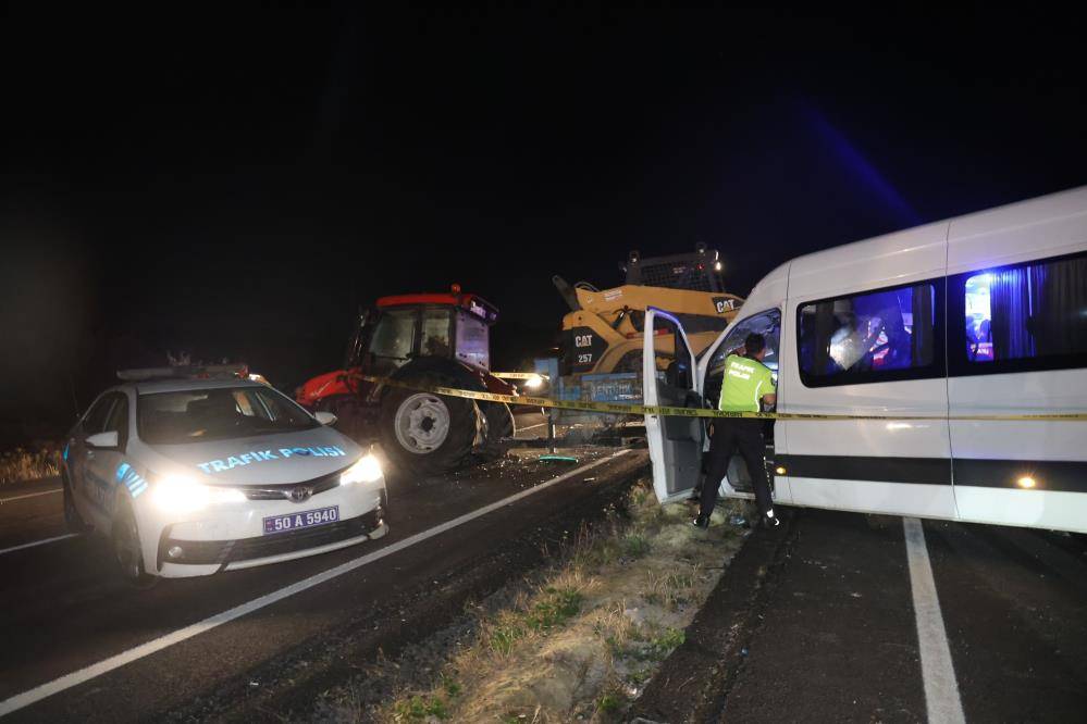 Tur minibüsü traktörle çarpıştı! 2'si ağır 10 yaralı var 8