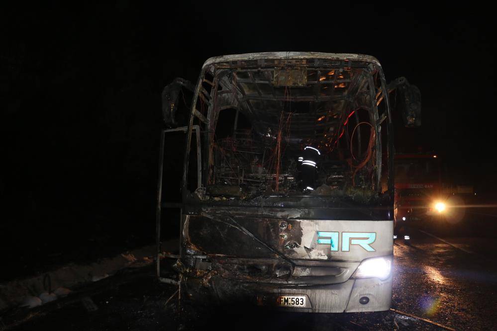 39 yolcu taşıyan yolcu otobüsü alevler içinde kaldı 3
