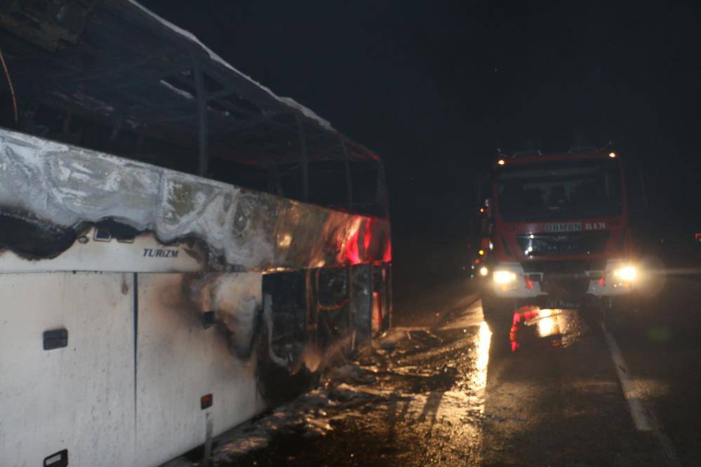 39 yolcu taşıyan yolcu otobüsü alevler içinde kaldı 2