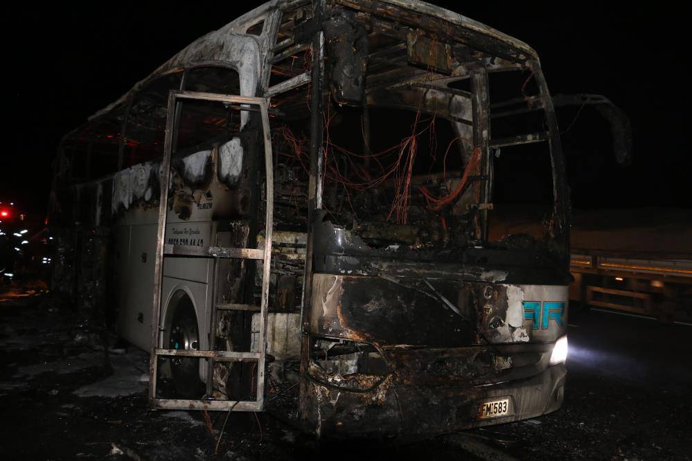 39 yolcu taşıyan yolcu otobüsü alevler içinde kaldı 1