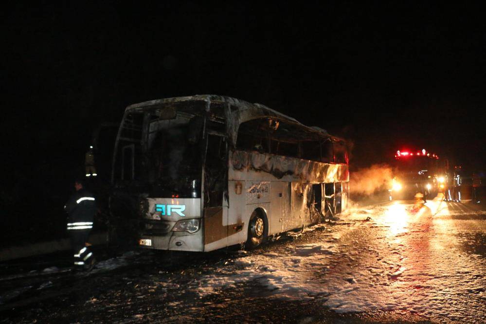 39 yolcu taşıyan yolcu otobüsü alevler içinde kaldı 5