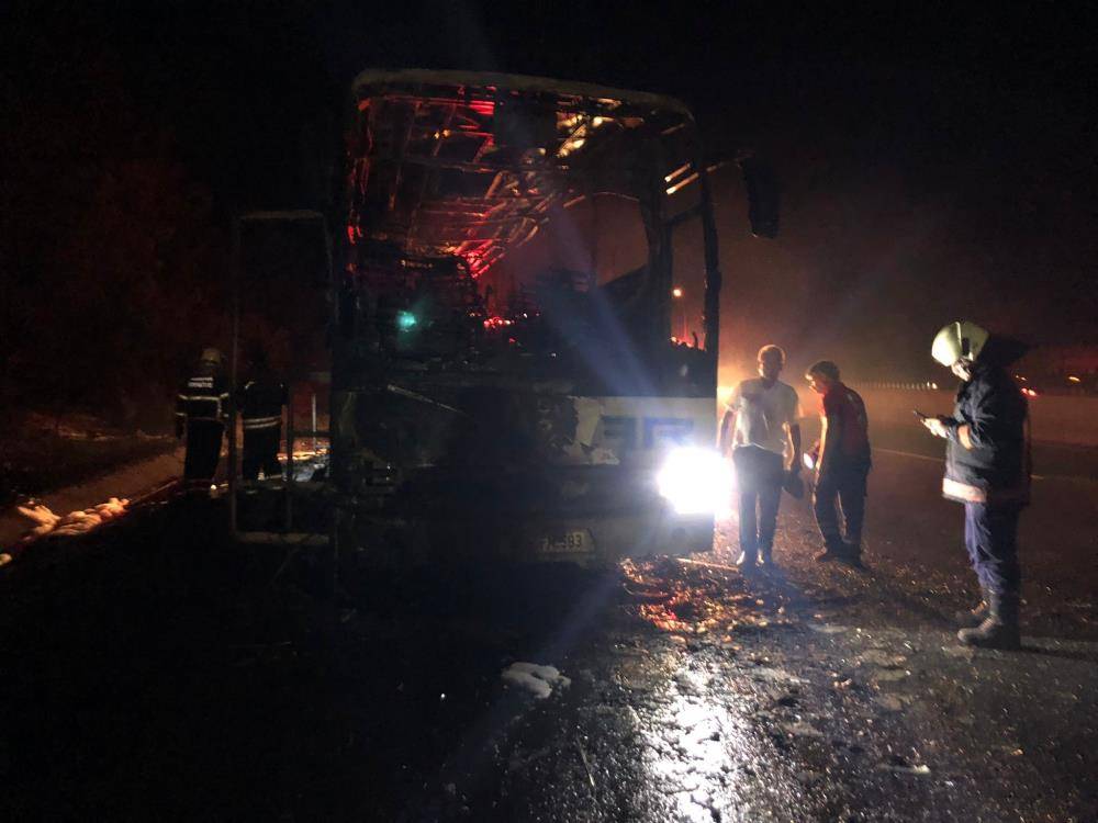 39 yolcu taşıyan yolcu otobüsü alevler içinde kaldı 9
