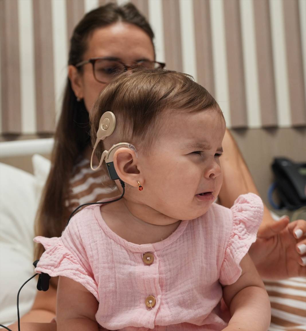 14 aylık bebek anne ve babasının sesini ilk kez duydu! 4