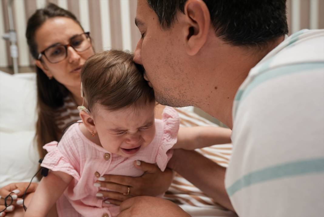 14 aylık bebek anne ve babasının sesini ilk kez duydu! 14