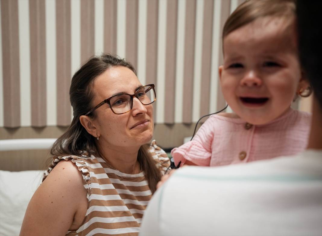 14 aylık bebek anne ve babasının sesini ilk kez duydu! 12