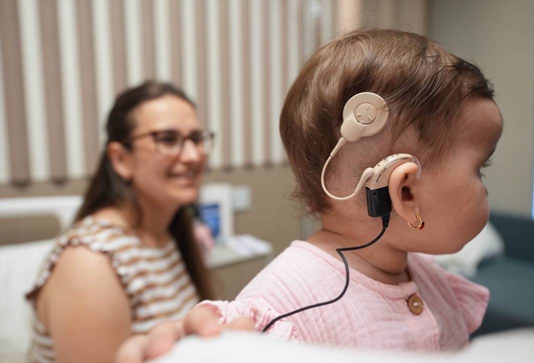 14 aylık bebek anne ve babasının sesini ilk kez duydu! 3