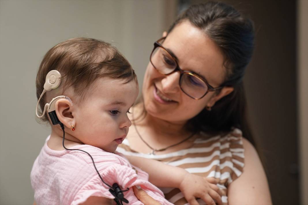 14 aylık bebek anne ve babasının sesini ilk kez duydu! 1