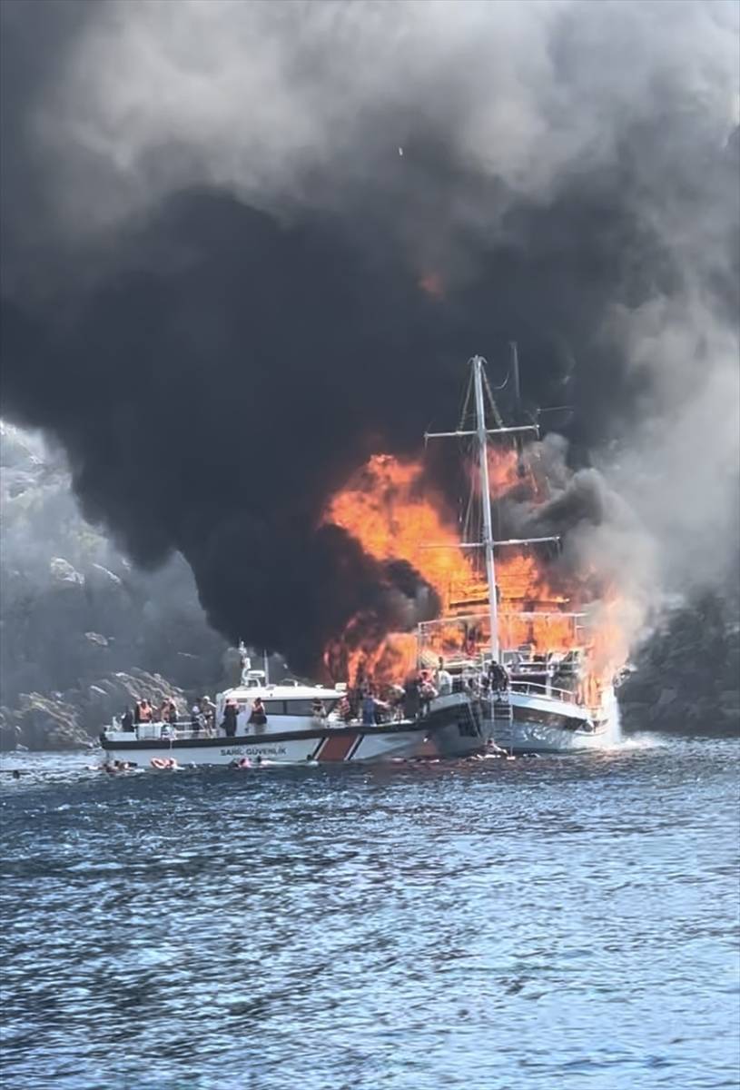 Tur teknesinde yangın çıktı! 102 kişi kurtarıldı, 14'ü yaralı 3