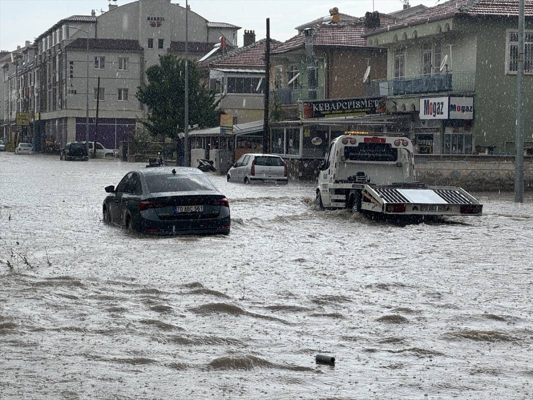 Karaman’ı sel aldı, 2 kişi canını zor kurtardı 11