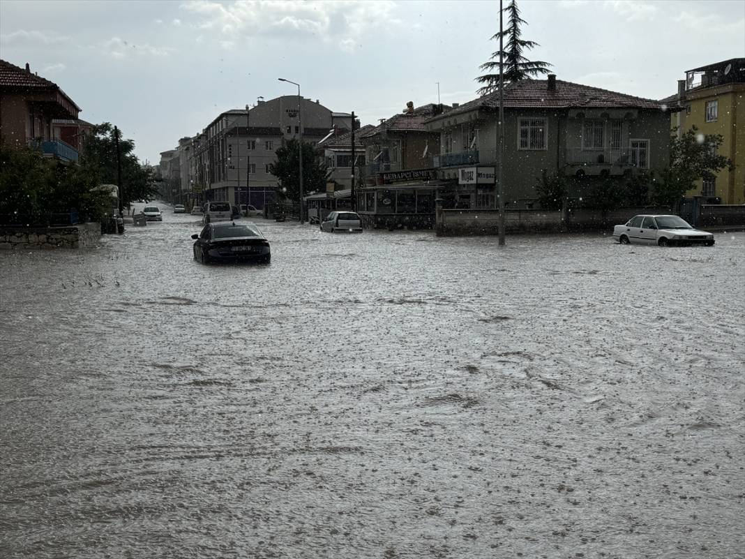 Karaman’ı sel aldı, 2 kişi canını zor kurtardı 12