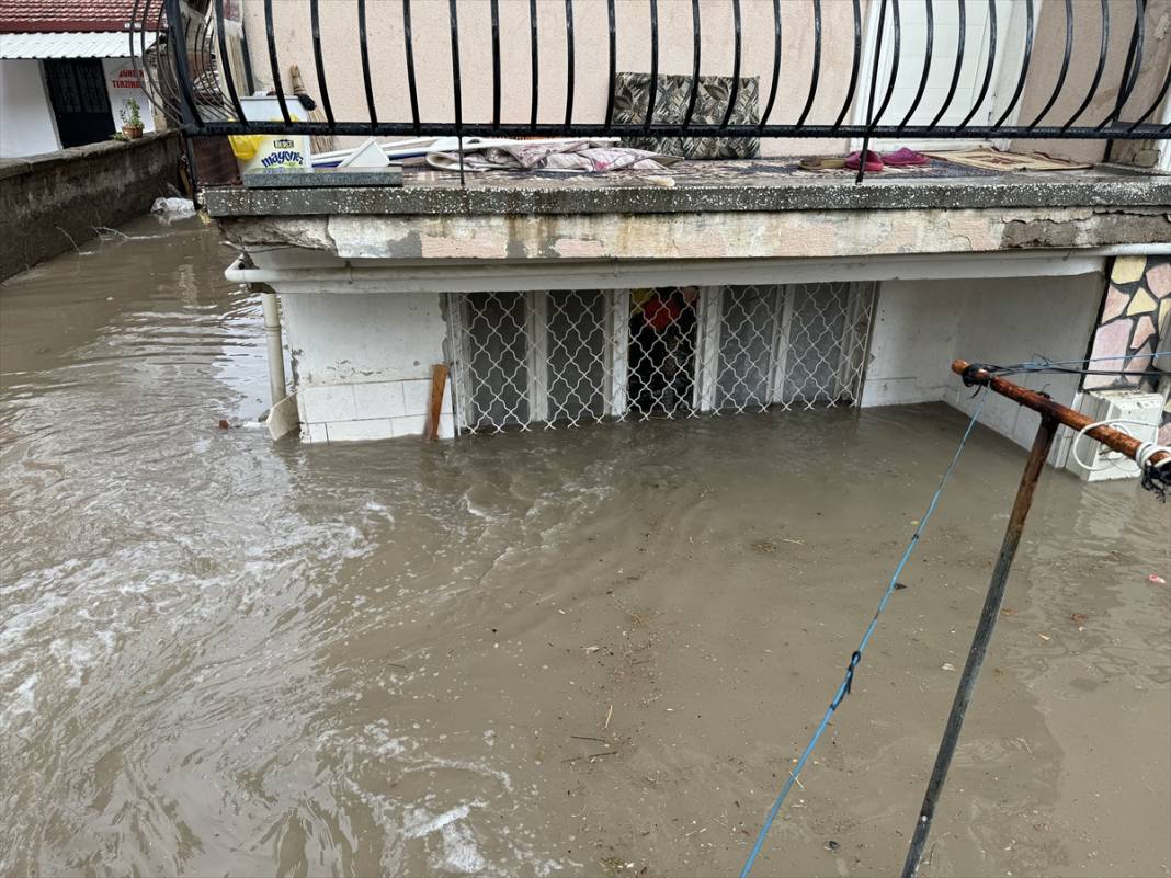 Karaman’ı sel aldı, 2 kişi canını zor kurtardı 15