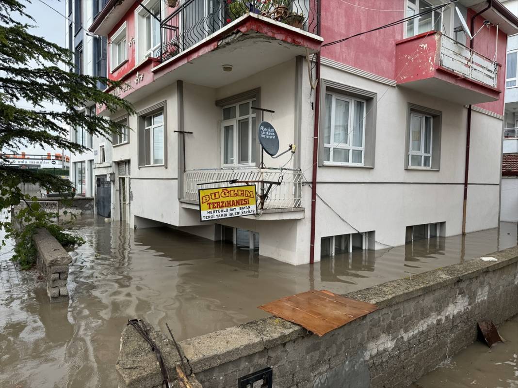 Karaman’ı sel aldı, 2 kişi canını zor kurtardı 16