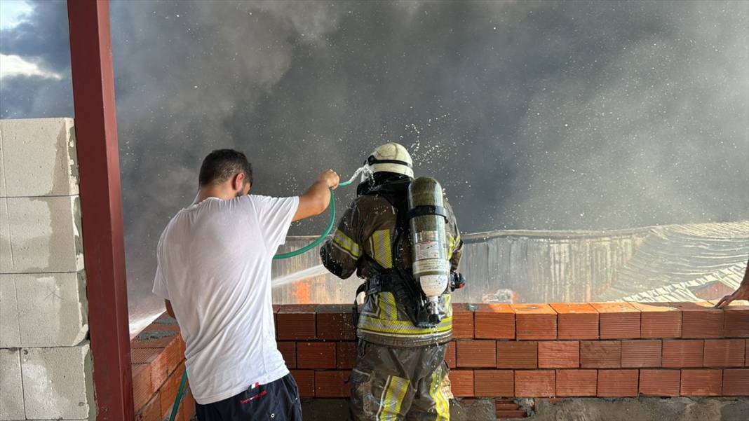 Fabrika ve geri dönüşüm tesisinde yangın çıktı, hızla yayıldı 4