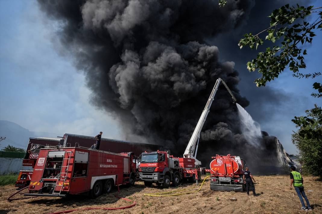 Fabrika ve geri dönüşüm tesisinde yangın çıktı, hızla yayıldı 6