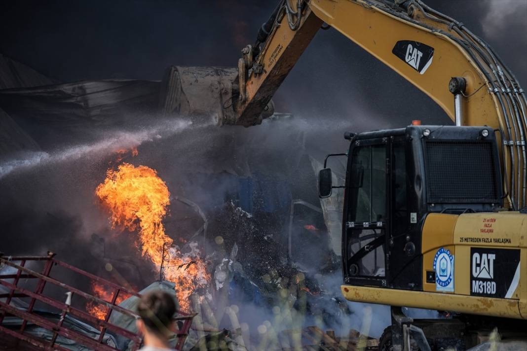 Fabrika ve geri dönüşüm tesisinde yangın çıktı, hızla yayıldı 7