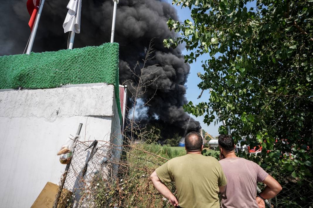 Fabrika ve geri dönüşüm tesisinde yangın çıktı, hızla yayıldı 2