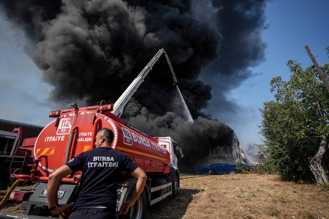 Fabrika ve geri dönüşüm tesisinde yangın çıktı, hızla yayıldı 8